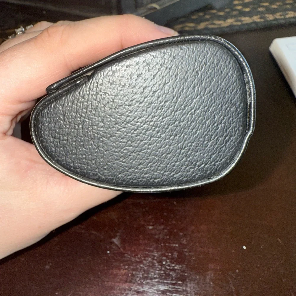 Burberry sunglasses case - Picture 4 of 5